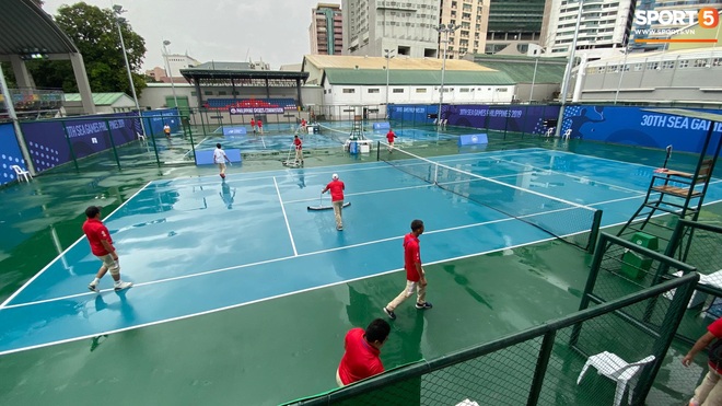 Bên lề SEA Games 30: Cám cảnh những đứa trẻ nghèo vẫn lao ra đường, lau kính xe kiếm tiền bất chấp mưa bão - Ảnh 13.