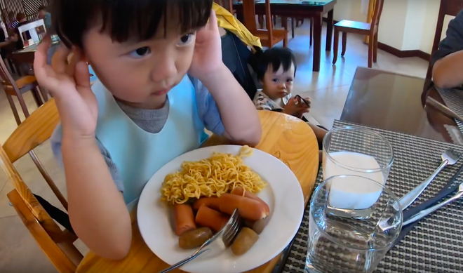 “Thương” nhất bé Sa trong vlog mới của mẹ Quỳnh Trần: Ra Phú Quốc cả ngày chỉ ăn mì, đến bữa ăn hải sản thì lăn đùng ra ngủ - Ảnh 4.