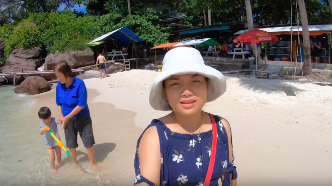 “Thương” nhất bé Sa trong vlog mới của mẹ Quỳnh Trần: Ra Phú Quốc cả ngày chỉ ăn mì, đến bữa ăn hải sản thì lăn đùng ra ngủ - Ảnh 5.