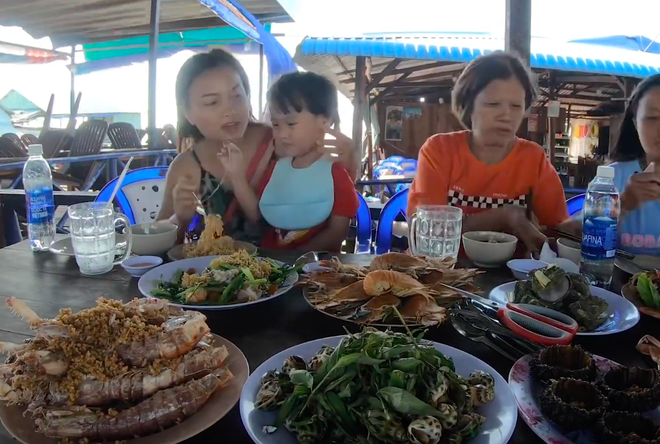 “Thương” nhất bé Sa trong vlog mới của mẹ Quỳnh Trần: Ra Phú Quốc cả ngày chỉ ăn mì, đến bữa ăn hải sản thì lăn đùng ra ngủ - Ảnh 14.