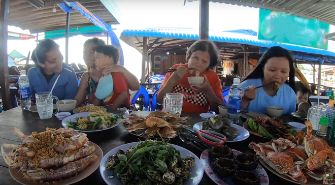“Thương” nhất bé Sa trong vlog mới của mẹ Quỳnh Trần: Ra Phú Quốc cả ngày chỉ ăn mì, đến bữa ăn hải sản thì lăn đùng ra ngủ - Ảnh 13.