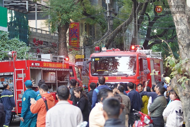 Hà Nội: Cháy dữ dội quán karaoke mặt phố Thi Sách, người dân hoảng loạn tháo chạy - Ảnh 4.