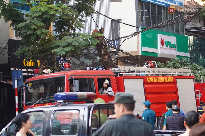 Hà Nội: Cháy dữ dội quán karaoke mặt phố Thi Sách, người dân hoảng loạn tháo chạy - Ảnh 3.