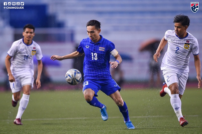 U22 Thái Lan 2-0 U22 Lào: Thần đồng tỏa sáng đúng lúc, U22 Thái Lan đánh bại Lào đầy kịch tính trên sân đấu ngập úng - Ảnh 3.