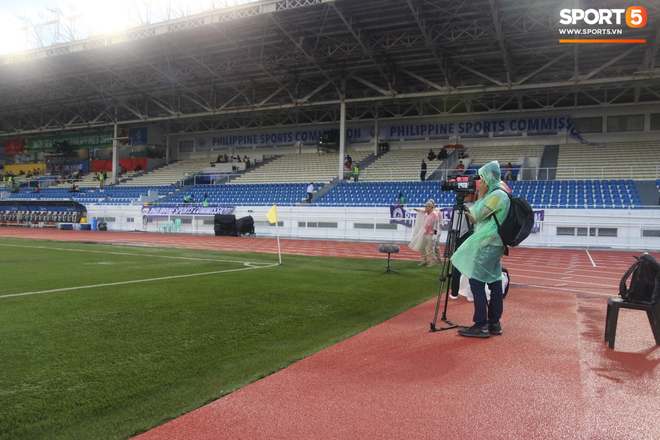 U22 Thái Lan 2-0 U22 Lào: Thần đồng tỏa sáng đúng lúc, U22 Thái Lan đánh bại Lào đầy kịch tính trên sân đấu ngập úng - Ảnh 16.