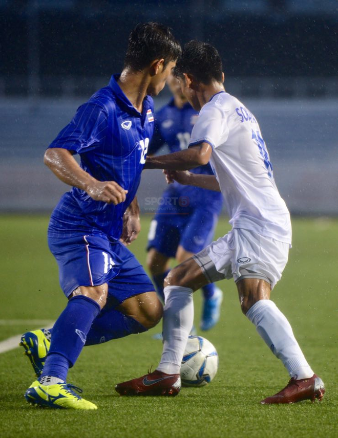 U22 Thái Lan 2-0 U22 Lào: Thần đồng tỏa sáng đúng lúc, U22 Thái Lan đánh bại Lào đầy kịch tính trên sân đấu ngập úng - Ảnh 9.