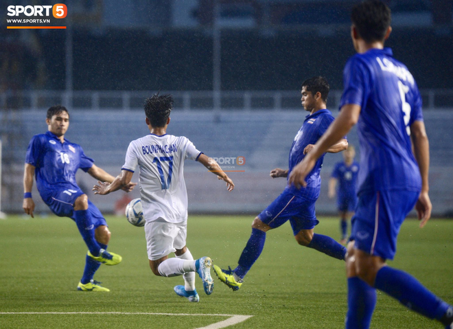 U22 Thái Lan 2-0 U22 Lào: Thần đồng tỏa sáng đúng lúc, U22 Thái Lan đánh bại Lào đầy kịch tính trên sân đấu ngập úng - Ảnh 10.