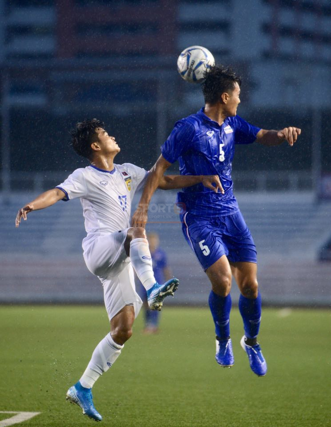 U22 Thái Lan 2-0 U22 Lào: Thần đồng tỏa sáng đúng lúc, U22 Thái Lan đánh bại Lào đầy kịch tính trên sân đấu ngập úng - Ảnh 11.