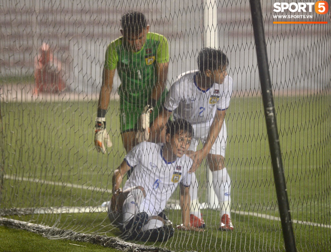 U22 Thái Lan 2-0 U22 Lào: Thần đồng tỏa sáng đúng lúc, U22 Thái Lan đánh bại Lào đầy kịch tính trên sân đấu ngập úng - Ảnh 4.