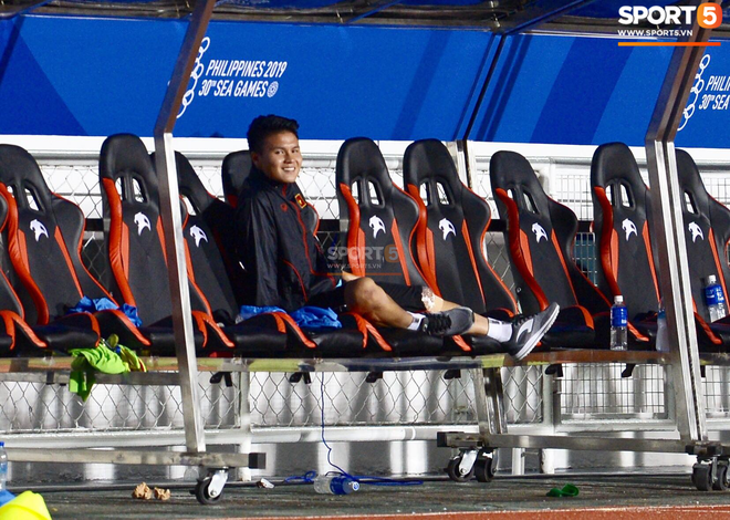 Một mình Quang Hải ăn mừng với ghế dự bị, lặng lẽ ngồi nhìn đồng đội ùa ra sân chung vui với Đức Chinh - Ảnh 5.
