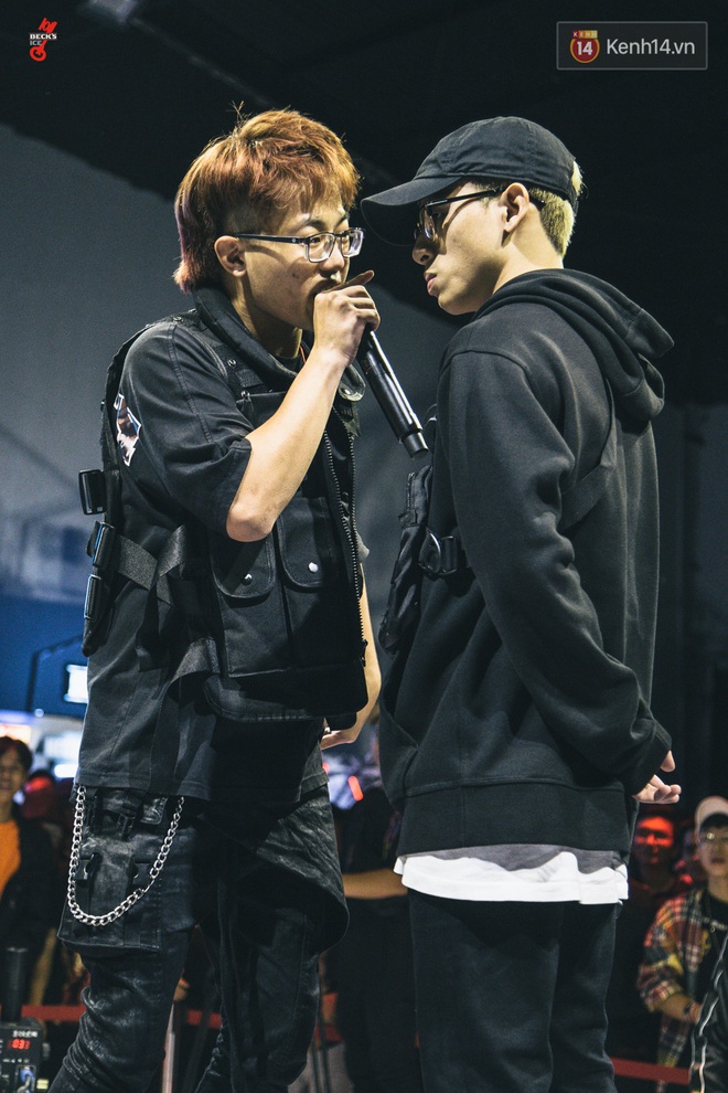 Đến BGK cũng không thoát được các thí sinh Beck’Stage Battle Rap: Phúc Du nịnh khéo Binz, Richchoi mượn Blacka còi xương để châm biếm đối thủ - Ảnh 9.