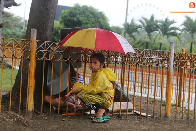 Bên lề SEA Games 30: Cám cảnh những đứa trẻ nghèo vẫn lao ra đường, lau kính xe kiếm tiền bất chấp mưa bão - Ảnh 4.