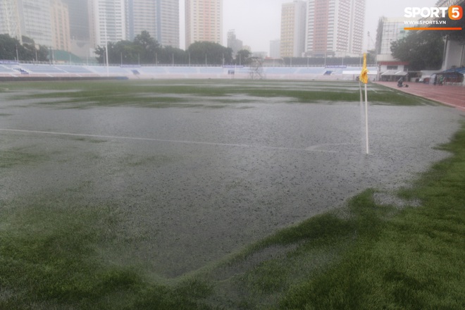 Không hoãn trận U22 Việt Nam đấu U22 Singapore dù trời mưa lớn do cơn bão Kammuri - Ảnh 3.