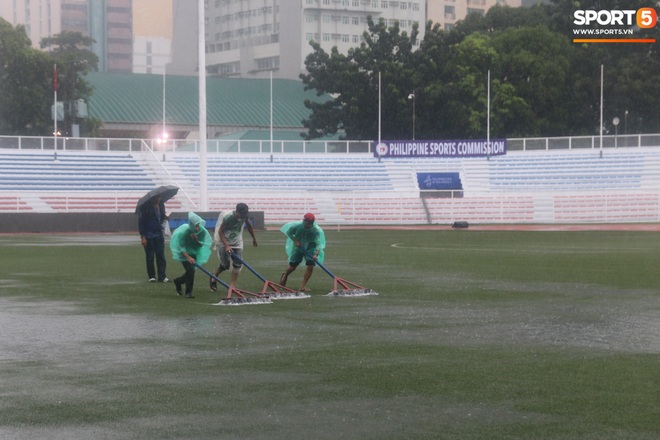 Không hoãn trận U22 Việt Nam đấu U22 Singapore dù trời mưa lớn do cơn bão Kammuri - Ảnh 6.