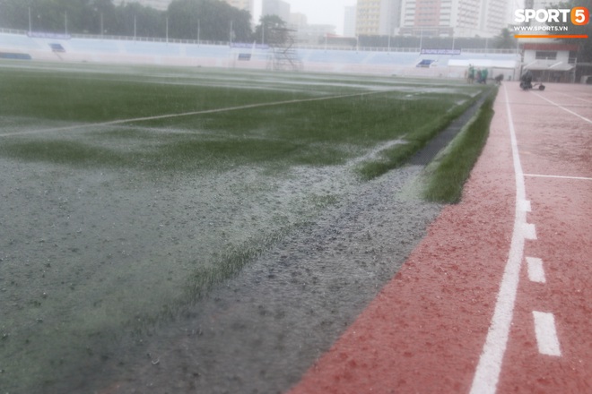 Không hoãn trận U22 Việt Nam đấu U22 Singapore dù trời mưa lớn do cơn bão Kammuri - Ảnh 5.