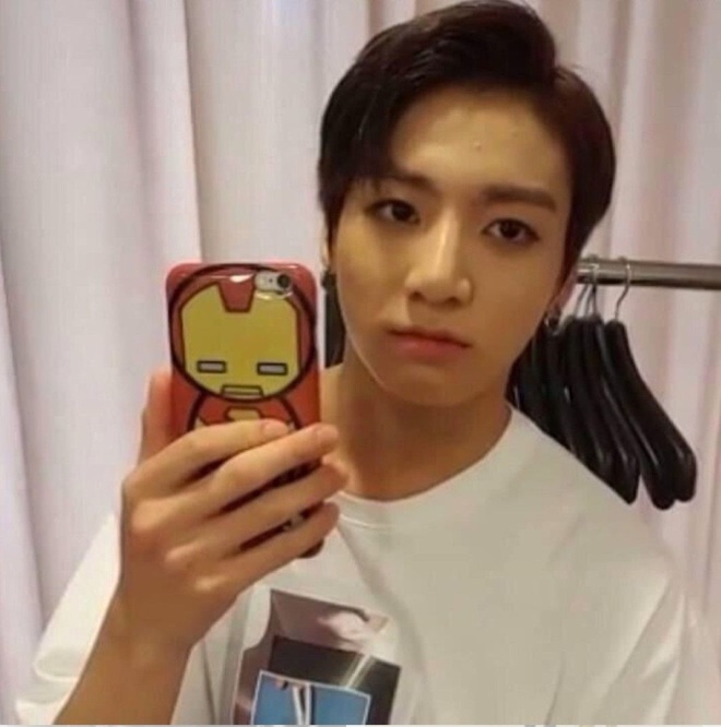 2 idol cuồng phim siêu anh hùng nhất Kpop: Chanyeol (EXO) hớn hở gặp Deadpool, Jungkook (BTS) sụt sùi vì Iron Man bay màu - Ảnh 5.