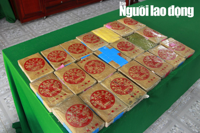 Tiếp tục phát hiện can nhựa chứa 21 gói nghi ma túy dạt biển Thừa Thiên - Huế - Ảnh 1.