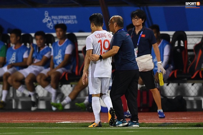 Tìm ra info cầu thủ Singapore va chạm khiến Quang Hải đau đớn rời sân sớm: Chiều cao khủng hơn cả Văn Hậu, có bố là HLV trưởng của đội - Ảnh 4.