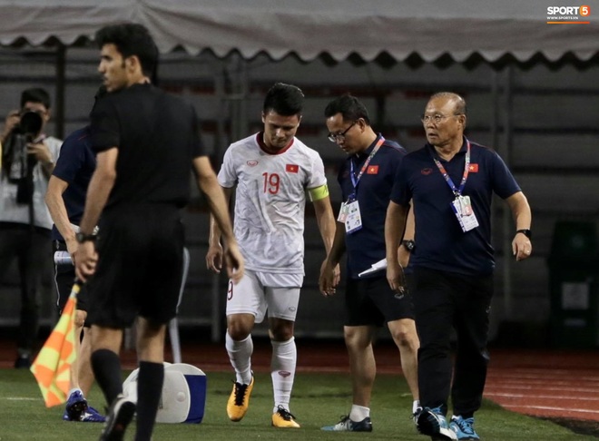 Tìm ra info cầu thủ Singapore va chạm khiến Quang Hải đau đớn rời sân sớm: Chiều cao khủng hơn cả Văn Hậu, có bố là HLV trưởng của đội - Ảnh 3.