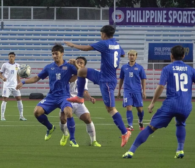 U22 Thái Lan 2-0 U22 Lào: Thần đồng tỏa sáng đúng lúc, U22 Thái Lan đánh bại Lào đầy kịch tính trên sân đấu ngập úng - Ảnh 14.