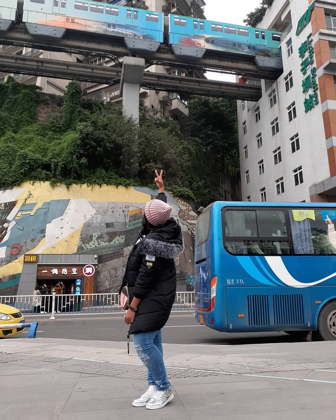 Ga tàu điện chạy xuyên qua chung cư độc nhất thế giới ở Trung Quốc, khách du lịch hôm nào cũng kéo đến check-in nườm nượp - Ảnh 15.