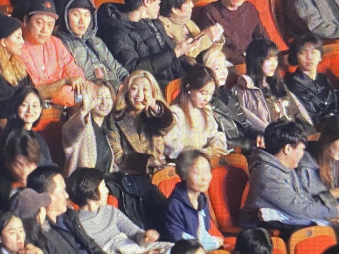 Đi xem concert chủ tịch JYP, các thành viên TWICE vẫy chào fan siêu đáng yêu, riêng biểu cảm của thánh tia cam khiến netizen cười ra nước mắt - Ảnh 2.