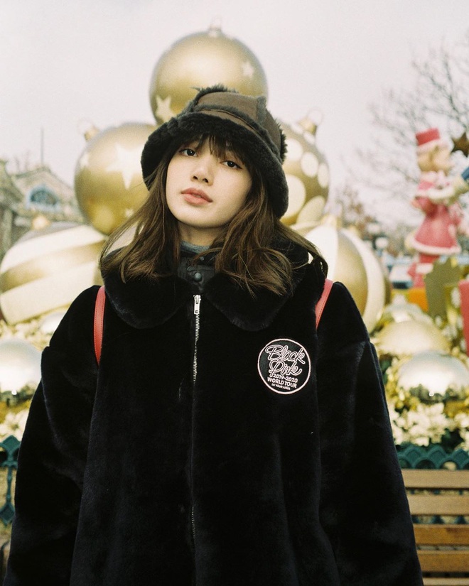 Bức h&igrave;nh 2,4 triệu like của Lisa (BLACKPINK) minh chứng: Em đ&atilde; đẹp th&igrave; chụp cạnh đống r&aacute;c cũng đẹp! - Ảnh 3.