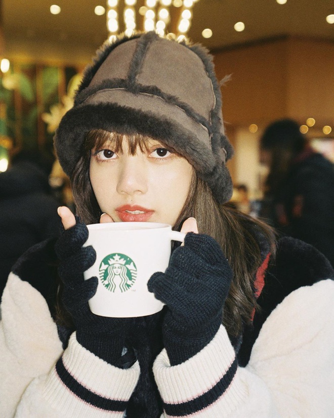 Bức h&igrave;nh 2,4 triệu like của Lisa (BLACKPINK) minh chứng: Em đ&atilde; đẹp th&igrave; chụp cạnh đống r&aacute;c cũng đẹp! - Ảnh 4.