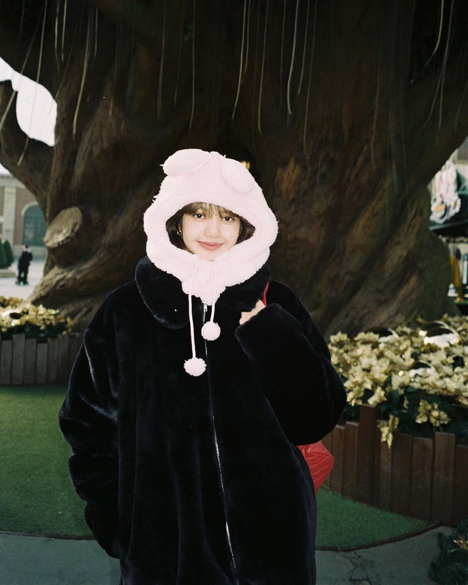 Bức h&igrave;nh 2,4 triệu like của Lisa (BLACKPINK) minh chứng: Em đ&atilde; đẹp th&igrave; chụp cạnh đống r&aacute;c cũng đẹp! - Ảnh 5.