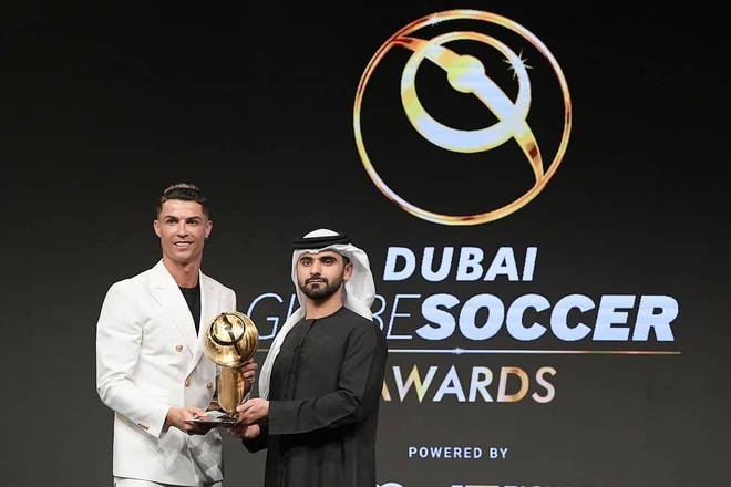 Ronaldo trình làng kiểu tóc cực chất trong ngày đi nhận giải, nhưng nhìn kỹ các fan lại chợt phát hiện ra điều đáng buồn về tuổi tác của CR7 - Ảnh 5.