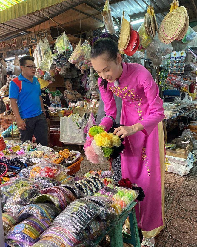 Tình cũ GD Kiko Mizuhara khoe ảnh yêu kiều mặc áo dài Việt Nam, thích thú với chú chó đội mũ bảo hiểm siêu cute - Ảnh 2.