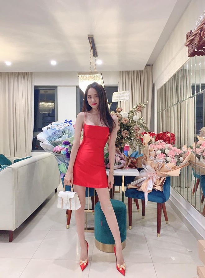 Hương Giang cùng hội bạn thân Bích Phương, Tiên Cookie tổ chức tiệc sinh nhật, body của nàng hậu chiếm trọn spotlight - Ảnh 2.
