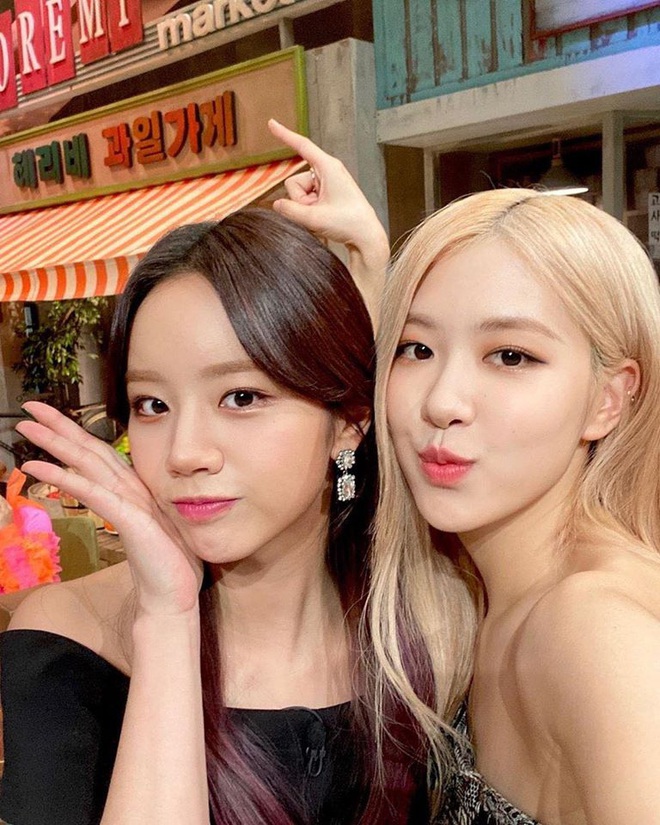 Chỉ thêm 1 chi tiết, Rosé (Black Pink) đã biến thiết kế trên runway trở nên tôn dáng hút mắt hơn gấp bội - Ảnh 1.