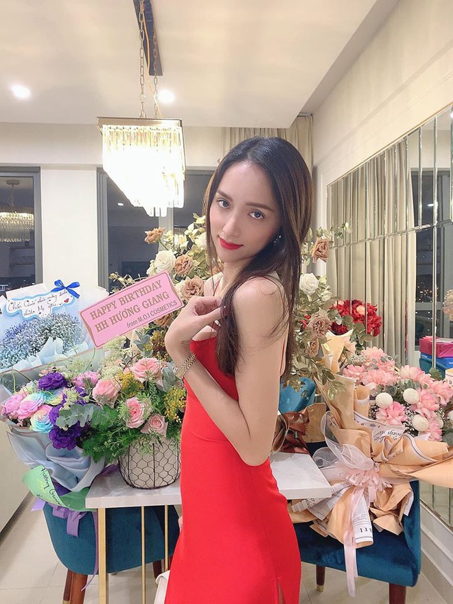 Hương Giang cùng hội bạn thân Bích Phương, Tiên Cookie tổ chức tiệc sinh nhật, body của nàng hậu chiếm trọn spotlight - Ảnh 4.