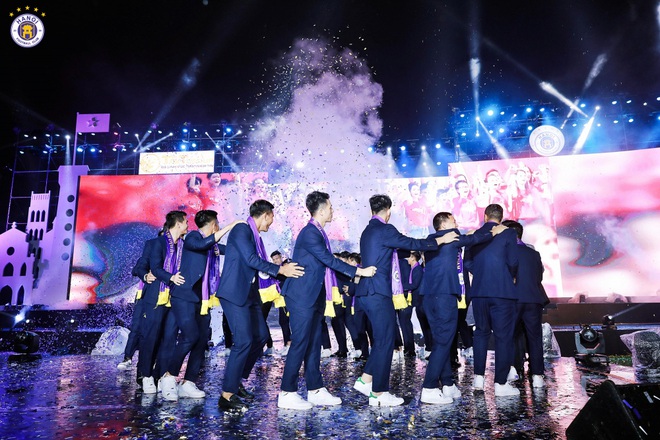 Hội cầu thủ v&agrave; những scandal t&igrave;nh &aacute;i đ&igrave;nh đ&aacute;m năm 2019: Quang Hải li&ecirc;n tục d&iacute;nh tin đồn hẹn h&ograve; g&aacute;i xinh, Văn Toản v&agrave; Văn Đức bị tố bắt c&aacute; hai tay - Ảnh 7.