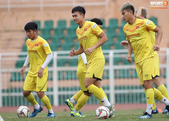 U23 Việt Nam tập tranh chấp đối kháng, Đình Trọng cân hết tiền đạo đến trợ lý thể lực - Ảnh 2.