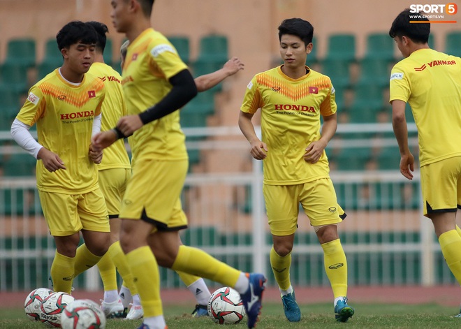 U23 Việt Nam tập tranh chấp đối kháng, Đình Trọng cân hết tiền đạo đến trợ lý thể lực - Ảnh 1.