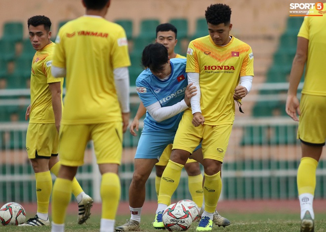 U23 Việt Nam tập tranh chấp đối kháng, Đình Trọng cân hết tiền đạo đến trợ lý thể lực - Ảnh 11.
