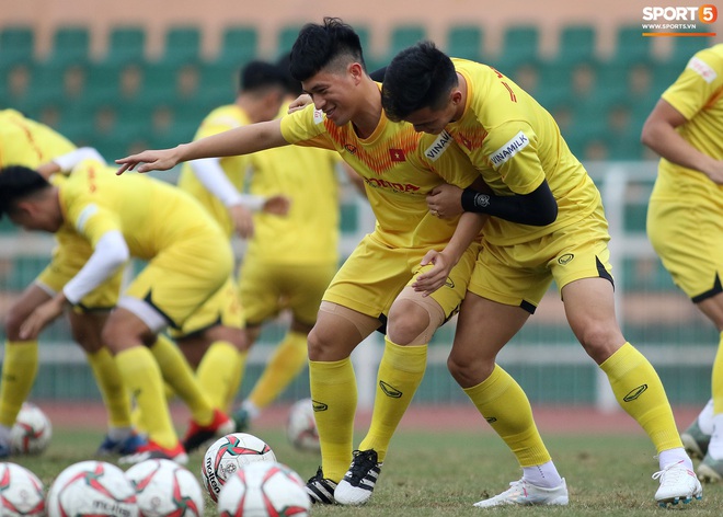 U23 Việt Nam tập tranh chấp đối kháng, Đình Trọng cân hết tiền đạo đến trợ lý thể lực - Ảnh 4.