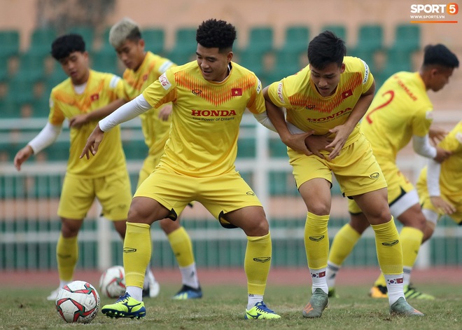 U23 Việt Nam tập tranh chấp đối kháng, Đình Trọng cân hết tiền đạo đến trợ lý thể lực - Ảnh 12.