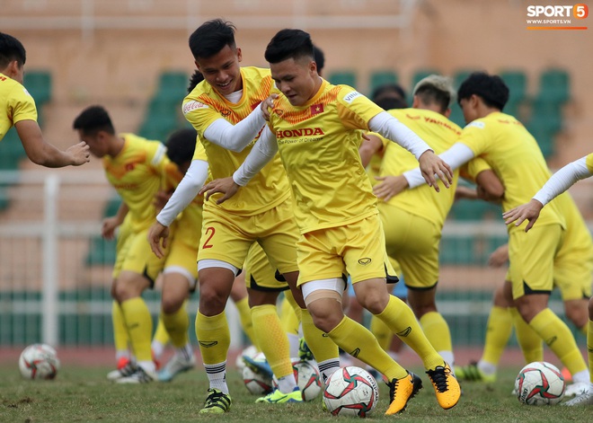 U23 Việt Nam tập tranh chấp đối kháng, Đình Trọng cân hết tiền đạo đến trợ lý thể lực - Ảnh 9.