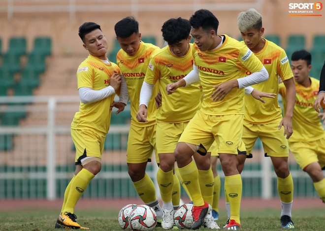 U23 Việt Nam tập tranh chấp đối kháng, Đình Trọng cân hết tiền đạo đến trợ lý thể lực - Ảnh 10.