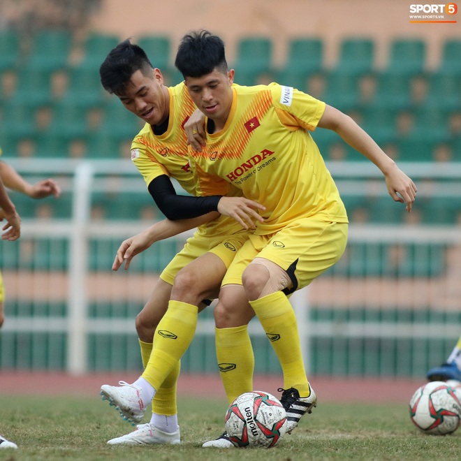 U23 Việt Nam tập tranh chấp đối kháng, Đình Trọng cân hết tiền đạo đến trợ lý thể lực - Ảnh 5.