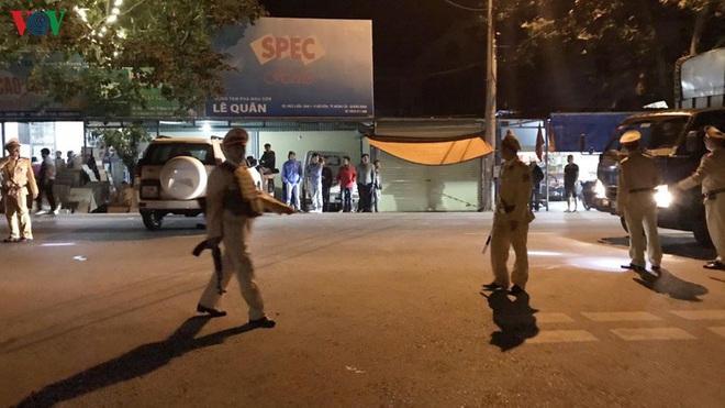 N&oacute;ng: Chồng bắn chết vợ bằng s&uacute;ng AK rồi tự s&aacute;t trong đ&ecirc;m - Ảnh 1.