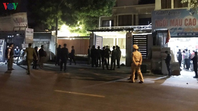 N&oacute;ng: Chồng bắn chết vợ bằng s&uacute;ng AK rồi tự s&aacute;t trong đ&ecirc;m - Ảnh 2.