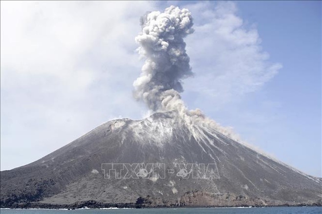  Núi lửa Anak Krakatau thức giấc đe dọa hàng nghìn người dân Indonesia  - Ảnh 1.