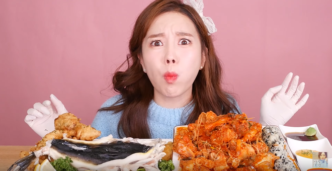 Được mệnh danh là thánh ăn cá ấy thế mà lần nào làm video mukbang cá, Youtuber Ssoyoung cũng bị vật đến thê thảm - Ảnh 10.