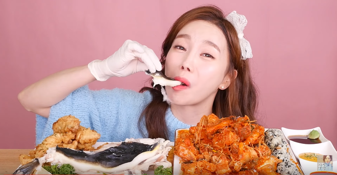 Được mệnh danh là thánh ăn cá ấy thế mà lần nào làm video mukbang cá, Youtuber Ssoyoung cũng bị vật đến thê thảm - Ảnh 11.