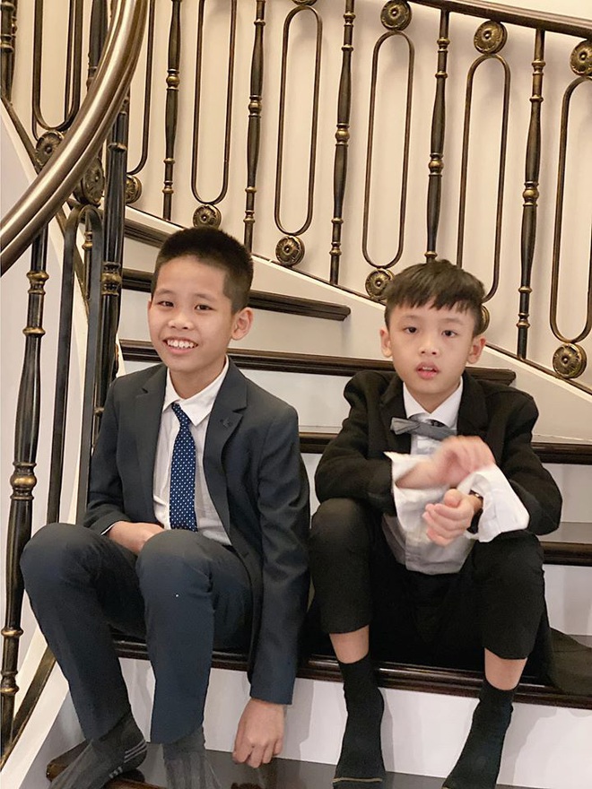 Hiếm lắm mới lộ diện, ai ngờ 2 qu&yacute; tử nh&agrave; Quế V&acirc;n nay đều đ&atilde; lớn phổng phao, thần th&aacute;i chẳng k&eacute;m mẫu nh&iacute; thế n&agrave;y! - Ảnh 1.