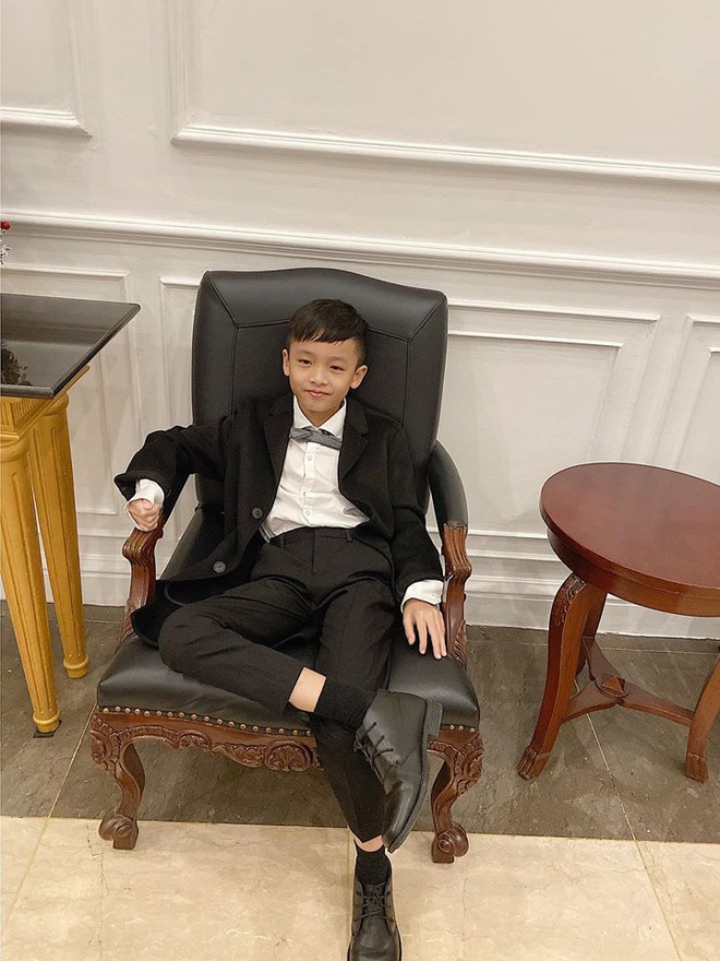 Hiếm lắm mới lộ diện, ai ngờ 2 qu&yacute; tử nh&agrave; Quế V&acirc;n nay đều đ&atilde; lớn phổng phao, thần th&aacute;i chẳng k&eacute;m mẫu nh&iacute; thế n&agrave;y! - Ảnh 4.